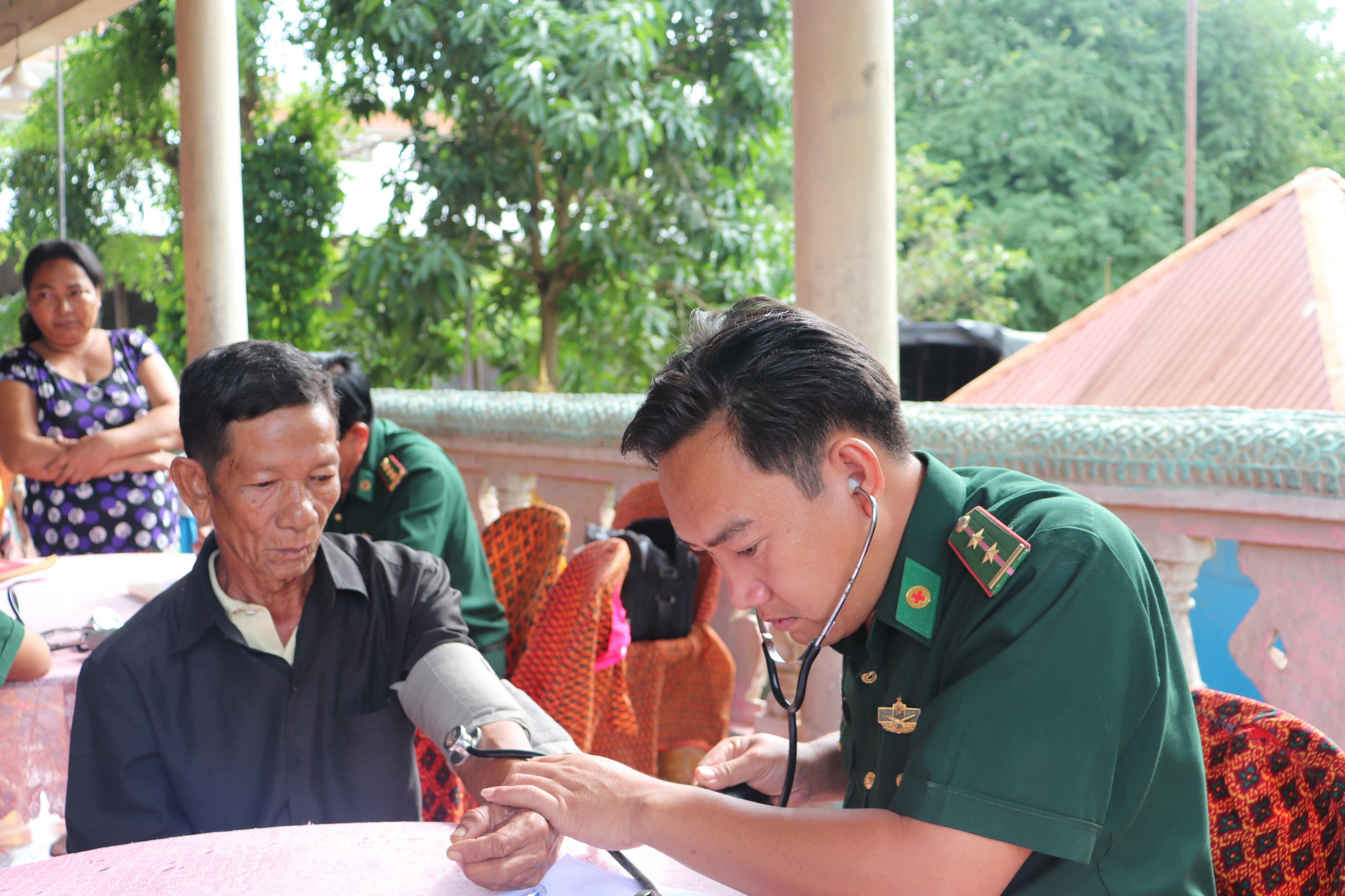 Nghĩa tình xuyên biên giới